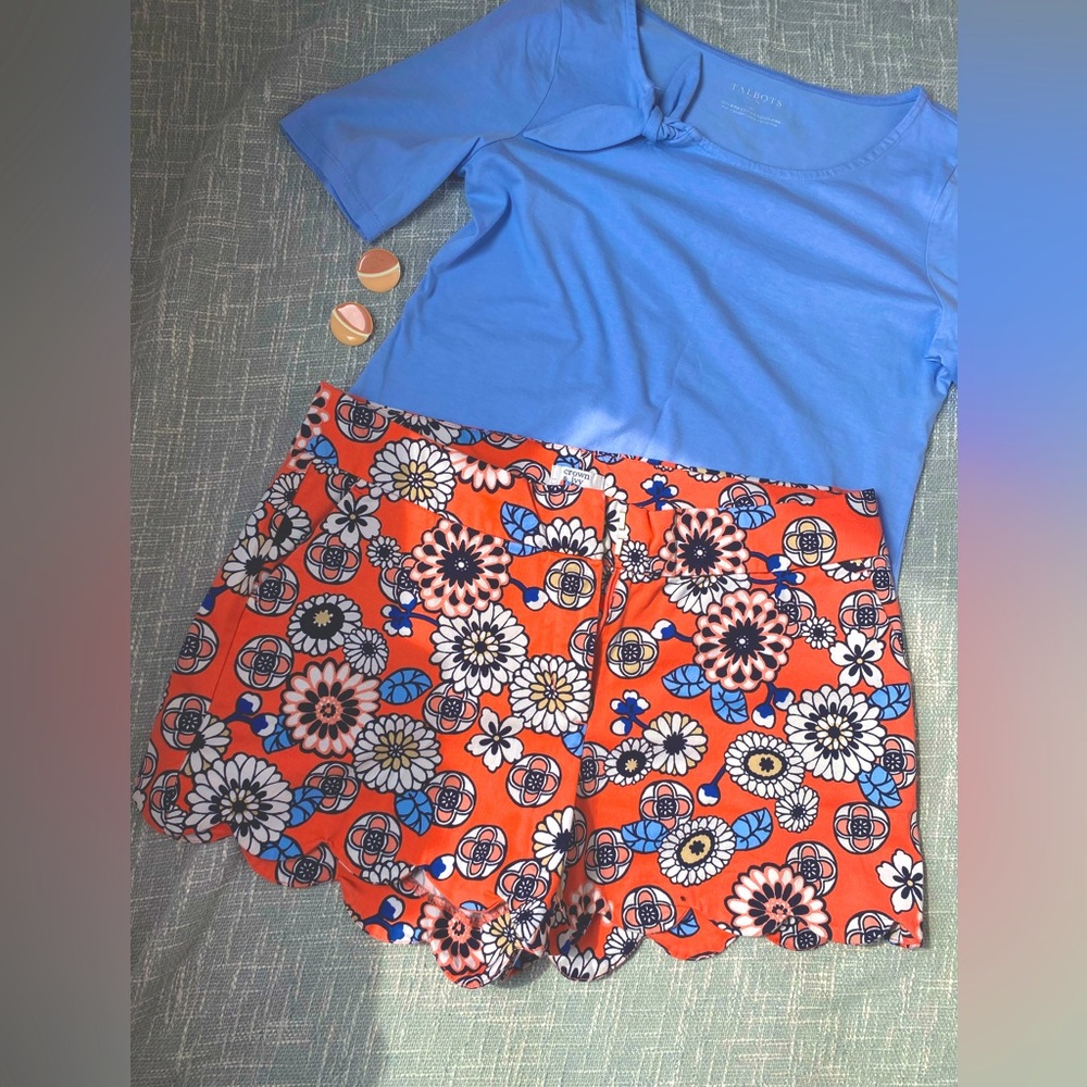 Crown & Ivy Coral Floral Scallop Hem Shorts | Size 8P